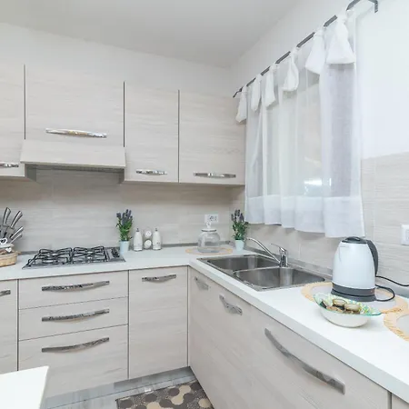 Trilo Nina * سانتا تيريزا غالّورا